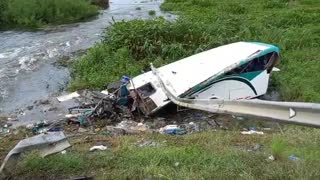 Así quedó el bus tras violento choque en Gambote.