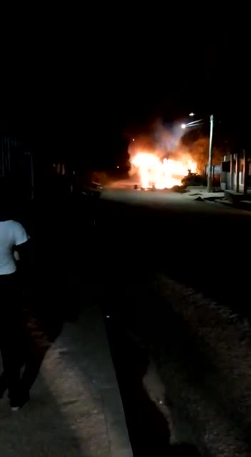 Turba en Turbaco quema una buseta