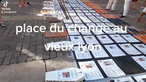 Les MAsques Blancs Lyon Action Sitting Morts apres injection Place du Change le 6 Aout 2022