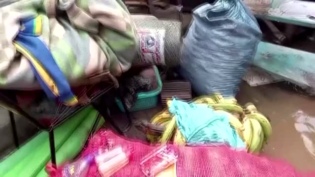 Bolivians scramble to save belongings from floods