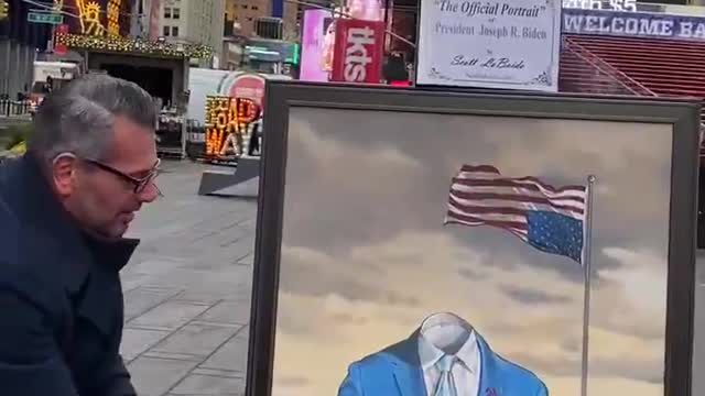 Unveiling of the official portrait of Joe Biden in New York 😂