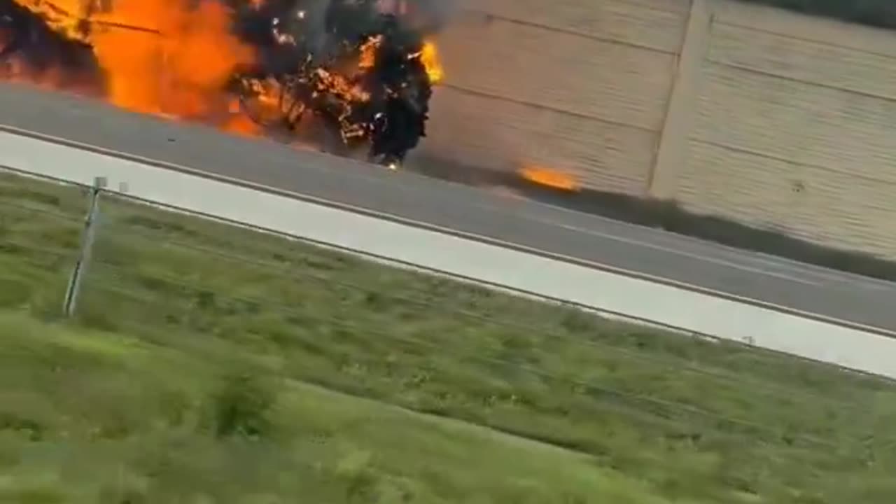 Commercial plane crash on I-75 near Florida #shorts #viral #trending