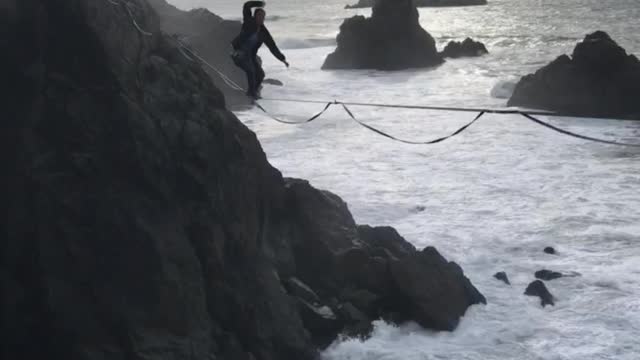 Fearless and talented daredevil slacklines over San Francisco Bay