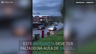 Este motorista deve odiar fazer baliza