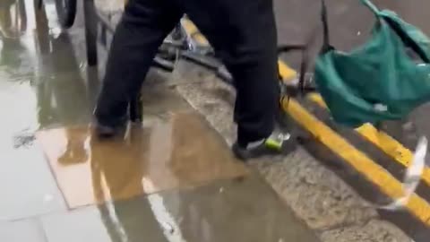 A man Steal the bike on Street in E2 today