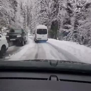 Транспортный коллапс по дороге на озеро «Рица» - 02.01.2022