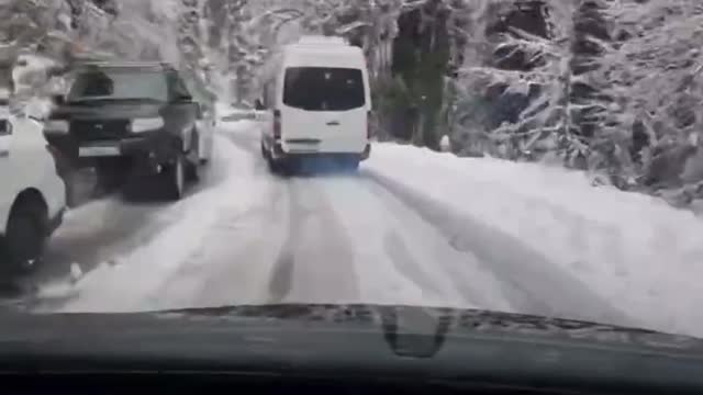 Транспортный коллапс по дороге на озеро «Рица» - 02.01.2022