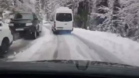 Транспортный коллапс по дороге на озеро «Рица» - 02.01.2022