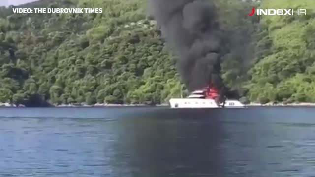 Gori luksuzna jahta kraj Dubrovnika