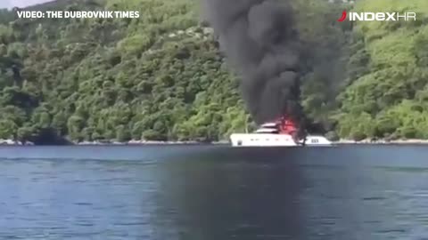 Gori luksuzna jahta kraj Dubrovnika