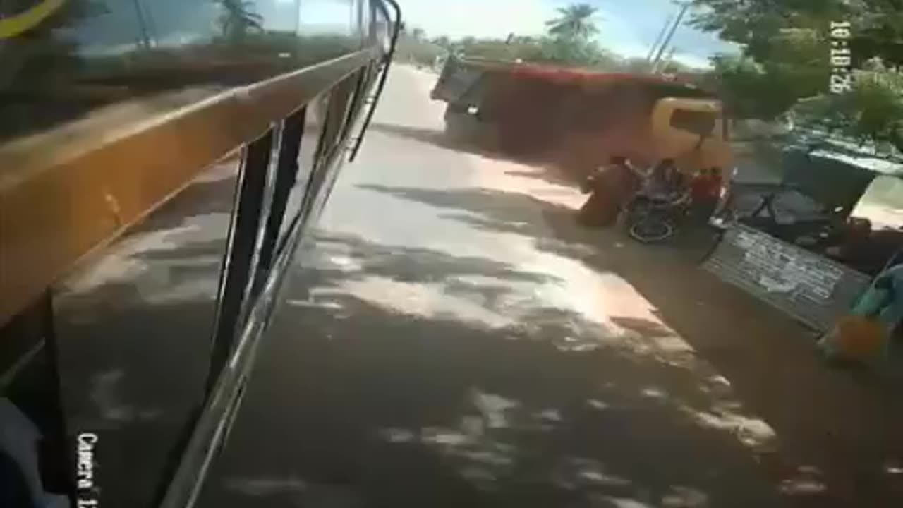 Road accident scene near Pattukkottai, Tamilnadu