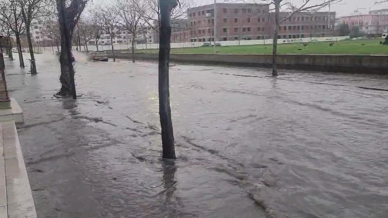 Rrebeshi i shiut përmbyt Durrësin, uji vërshon nëpër rrugët dhe trotuaret e qytetit!