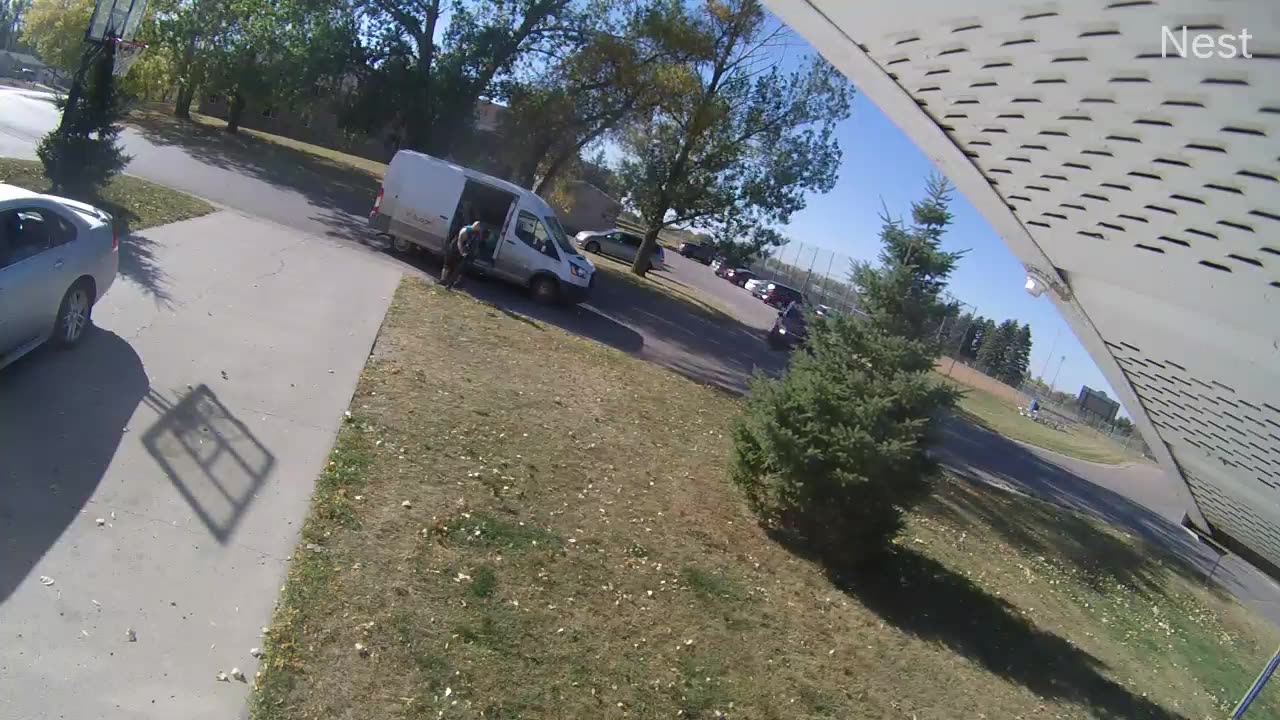 Delivery Driver Tries to Cover Up Mailbox Damage