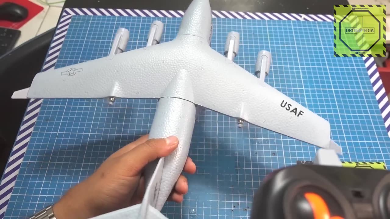 Avion C-17 de R/C para aprender a volar Review en español