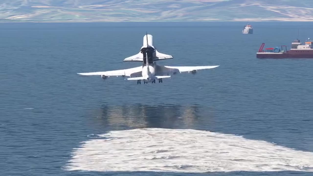 Incredible Dangerous B747 Shuttle making Take off from Short Runway