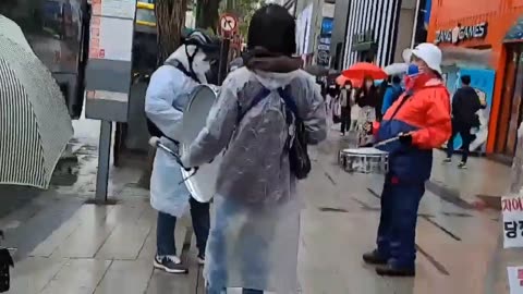 20210507_V3_S04(EdeAqTsWBtE)미이라 우산 쓰고 춤을 춘다! 인기가 많으면 뭐해! 나라가 잘 굴러가야지!