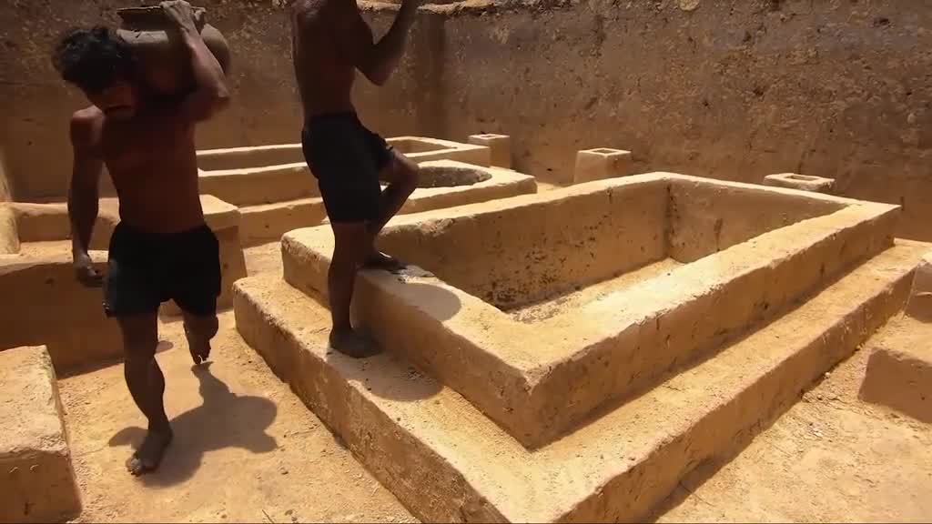 In minutes, he dug a square pit,First pile up the stairs with mud