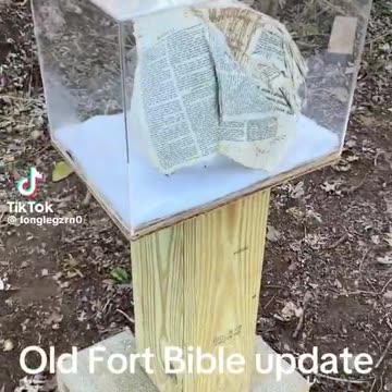 Σε… γυάλινο κουτί έβαλαν τη Βίβλο που άνοιξε σε κεφάλαιο της Αποκάλυψης