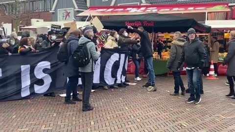 Kick out zwarte piet krijgt een eier-welkom in Volendam