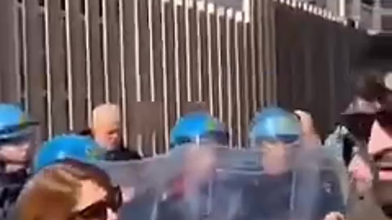 NAPOLI - MANIFESTANTI PRO PALESTINA CARICATI DALLA POLIZIA SOTTO LA SEDE RAI