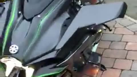 Kawasaki h2r wiht carbon fiber wing