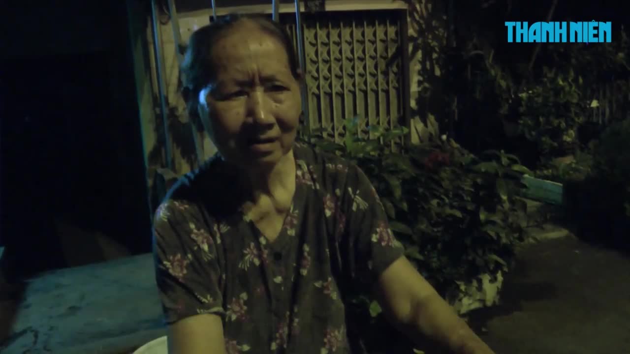 cụ bà đẩy nước ở thanh đa