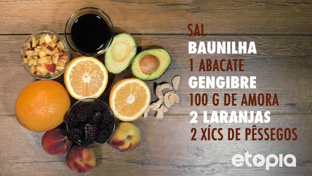 Suco de laranja com pêssego e amoura-silvestre