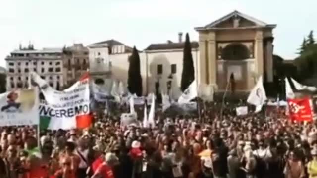 Manifestanti in piazza a Roma a quota 100'000 con appartenenti forze dell'ordine