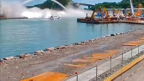 The exact moment the bridge collapses.😱😱