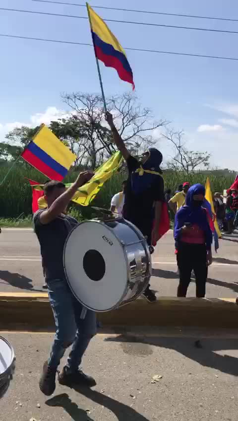 Instrumental Auriverde Norte ameniza la Minga Social.