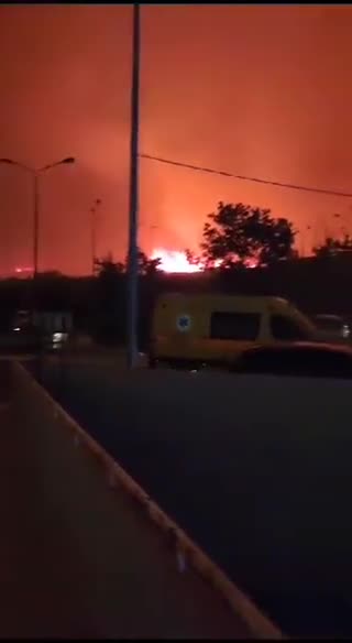 «Εμπόλεμη ζώνη» η Αλεξανδρούπολη: Σε πλοίο ασθενείς του νοσοκομείου για να φύγουν από την φωτιά