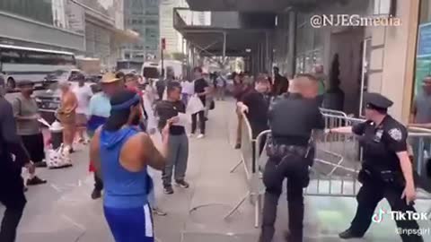 Protest outside a vaccine site where 6 month to 5 years old children are being jabbed in 🇺🇸NYC