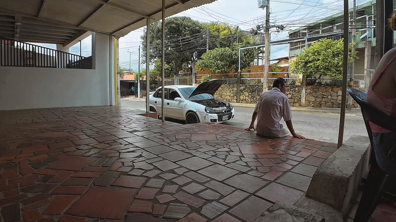 ¡Increíble! Auto Varado en Plena Calle 🚗⛔ ¿Qué Pasó Aquí?