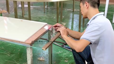 High-end showcases are being assembled glass plates