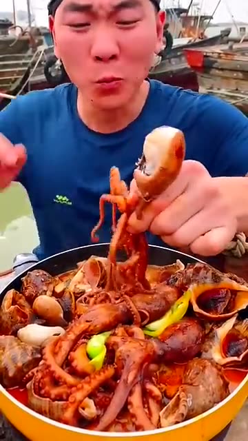 Chinese fisherman cooking and Eating fresh seafood...