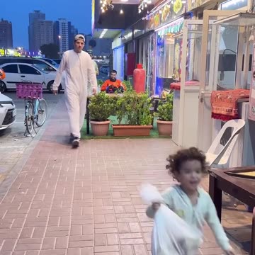 طفله رضيعه تبيع الفاكهة لتعالج اختها العاجزة😭😭!؟؟