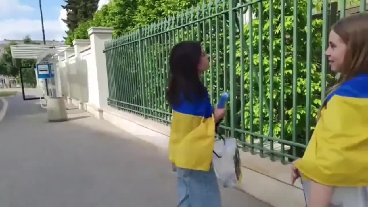 π΅π± πΊπ¦ 2 Girls SCAMMERS In Poland were collecting money supposedly to help Ukraine.