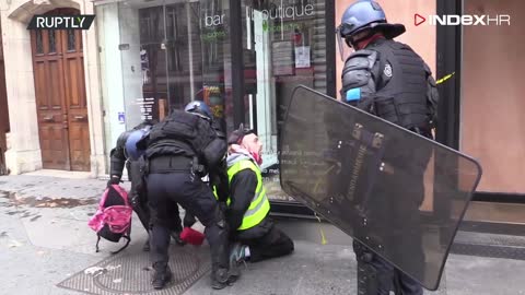 Pogledajte sukobe policije i prosvjednika u Parizu