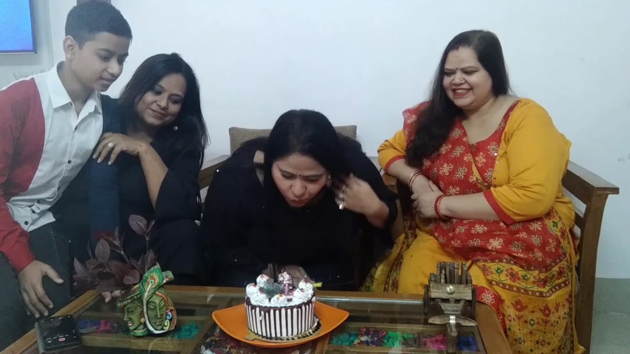 चलो चलें Birthday Celebrate करने/ किसका है आज Birthday