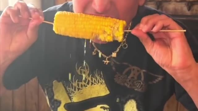 this corn REALLY HAS THE JUICE 🌽
