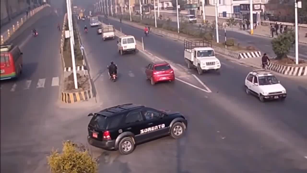 CCTV footages of horrifying accidents. Watch how being driven at a minimum speed of 80km