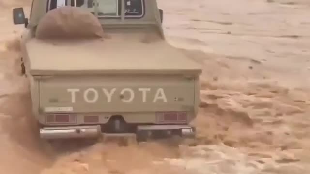 TOYOTA LANDCRUISER DRIVING IN RIVER