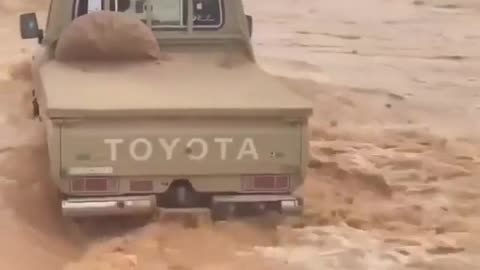 TOYOTA LANDCRUISER DRIVING IN RIVER