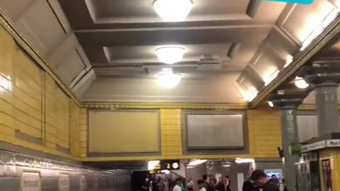 Mann schreit in U-Bahn-Station: ‘Ich habe die AfD gewählt!’ 😲🚇 Skandal im Untergrund!