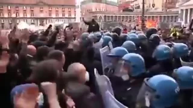 Anche a Napoli iniziano a farsi sentire dopo mesi di silenzio, cosi è accolto il ministro Orlando