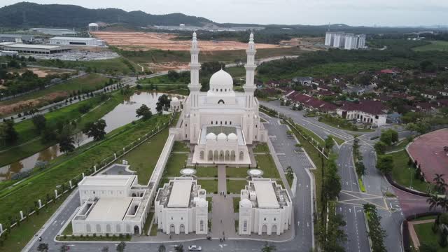 This Masjid is one of the most beautiful mosques in Malaysia.