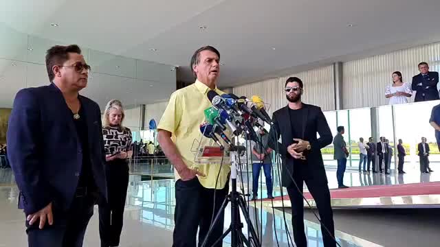 Bolsonaro recebe apoio dos cantores Leonaro e Gusttavo Lima