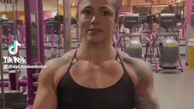 ABSOLUTELY BUILT Female Bodybuilder Shows Her Traps