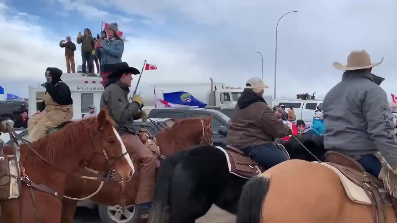 100 Canadian Cowboys Just Showed Up To the Blockade In Alberta