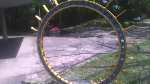 Uma grande escultura do sol no museu de ciências, em formato de argola [Nature & Animals]